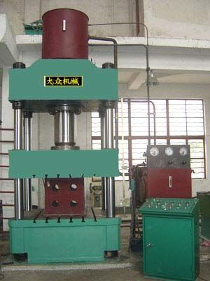 德協(xié)大型四柱液壓機